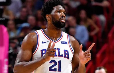 76ers vs. Heat, Embiid Adebayor enfrentamiento de centro estelar