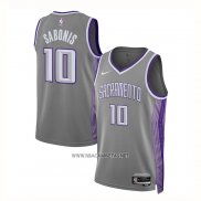 Camiseta Sacramento Kings Domantas Sabonis NO 10 Ciudad 2022-23 Gris