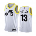 Camiseta Utah Jazz Jared Butler NO 13 Association 2022-23 Blanco