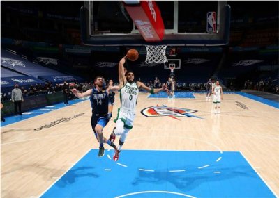 Los celtics derrotaron al thunder en el camino