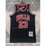 Camiseta Chicago Bulls Michael Jordan NO 23 Mitchell & Ness 1997-98 Negro Firmada