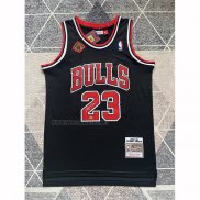 Camiseta Chicago Bulls Michael Jordan NO 23 Mitchell & Ness 1997-98 Negro Firmada