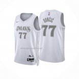 Camiseta Dallas Mavericks Luka Doncic NO 77 Ciudad 2024-25 Blanco