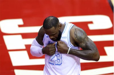 Rockets caen sobre Lakers 120-102
